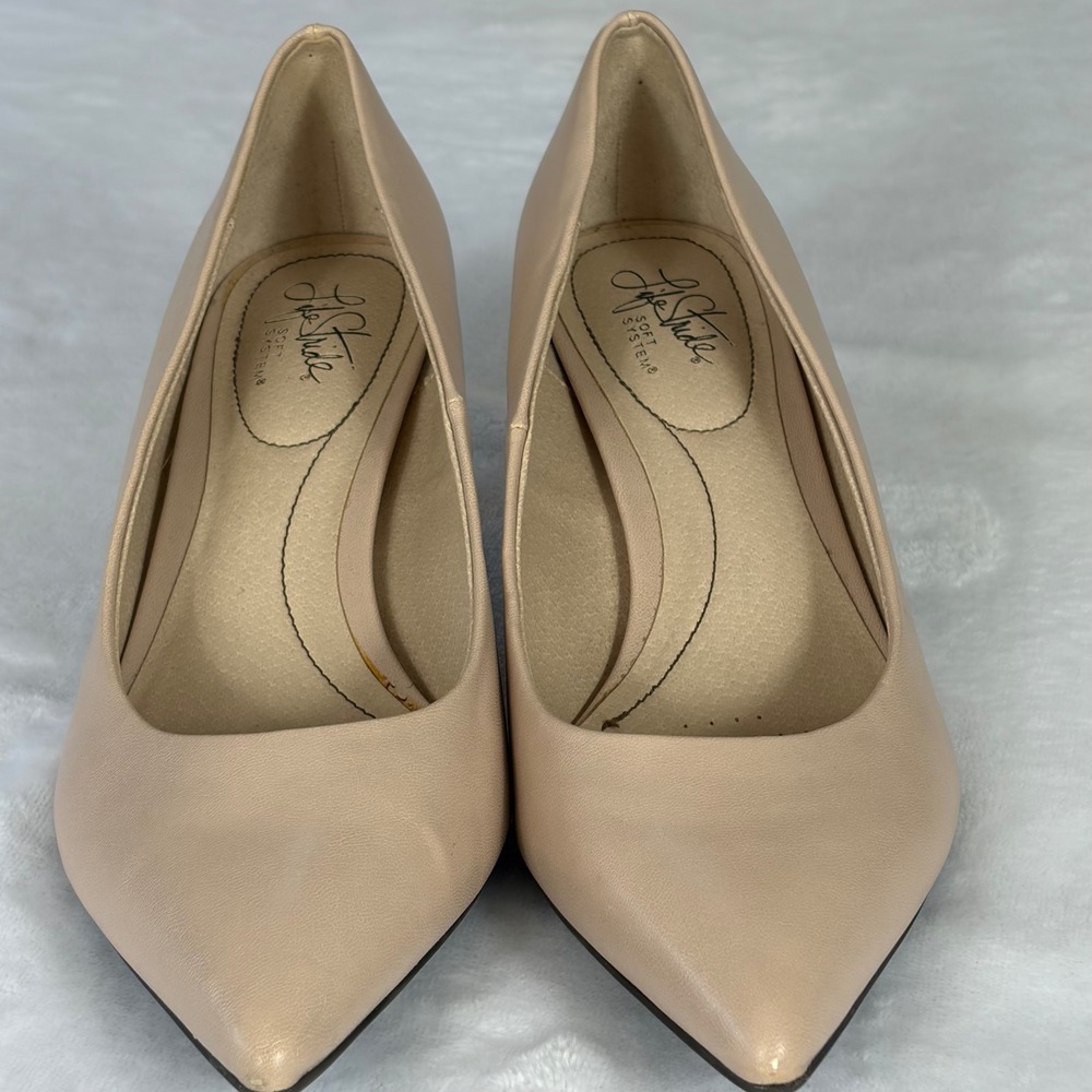 LifeStride Pretty Pumps Womens 10M Blush Tan Solid Classic Kitten Heel Soft